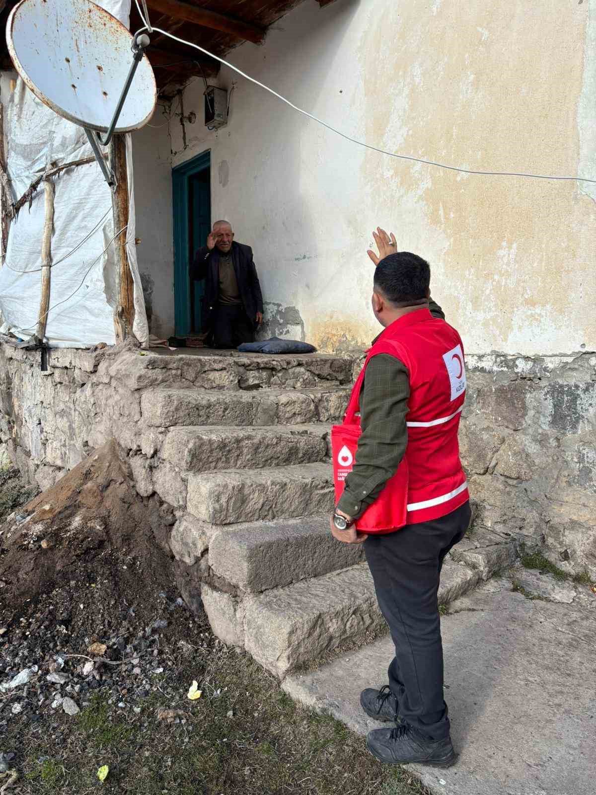 Türk Kızılay Muradiye Şube başkanından yaşlılara kuaför hizmeti
