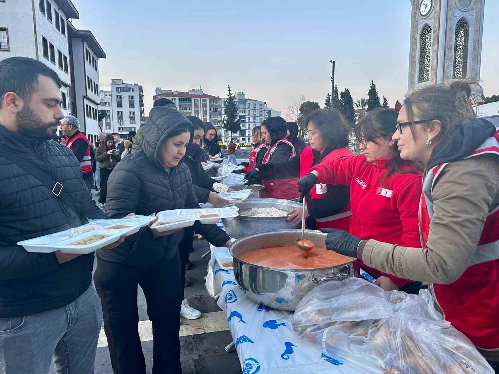 Türk Kızılay ve Yunusemre Belediyesi’nden 1000 kişilik iftar
