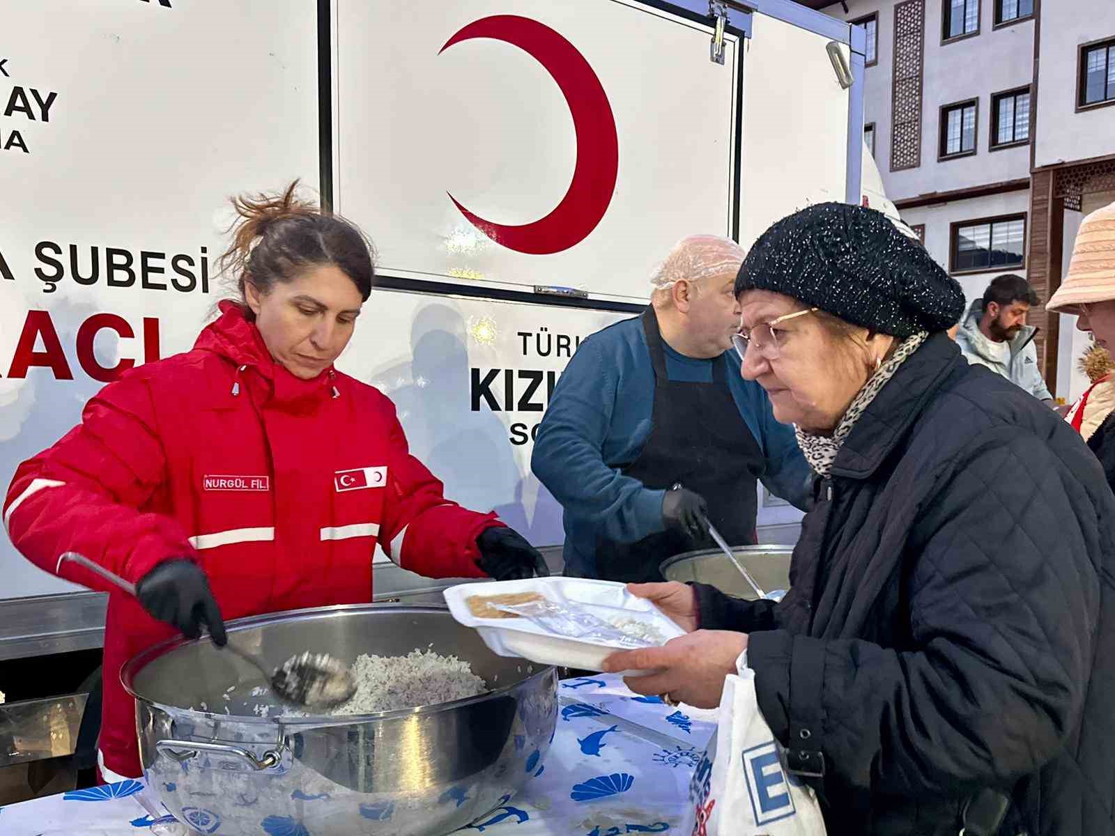 Türk Kızılay ve Yunusemre Belediyesi’nden 1000 kişilik iftar
