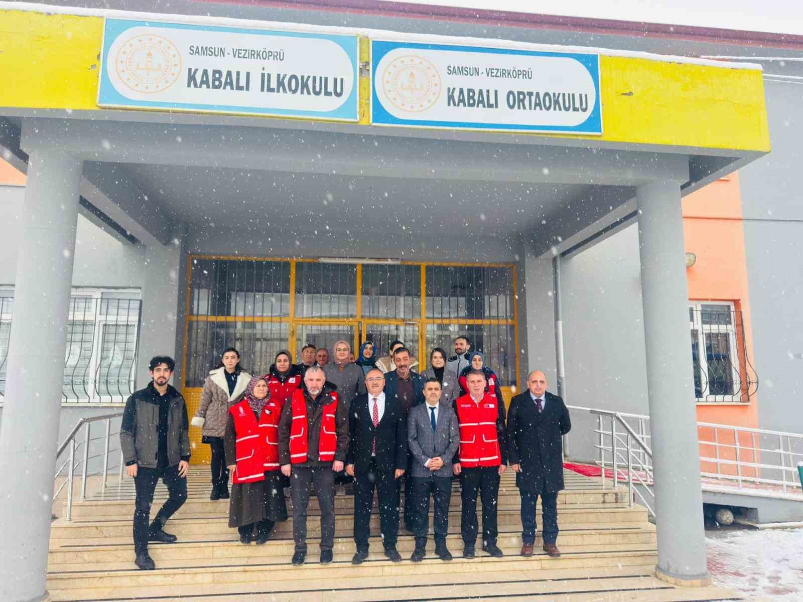 Türk Kızılay Vezirköprü’de 88 öğrenciyi giydirdi

