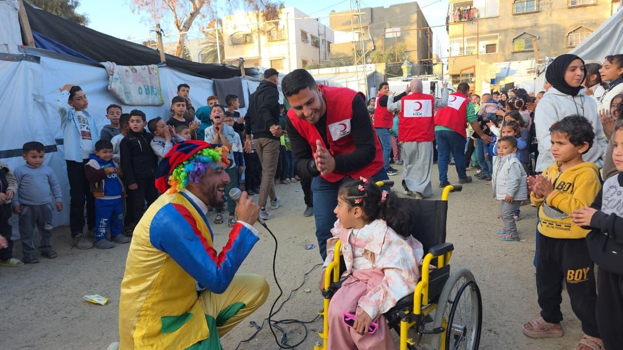 Türk Kızılay’dan çocuklara şekerleme ve tatlı ikramı
