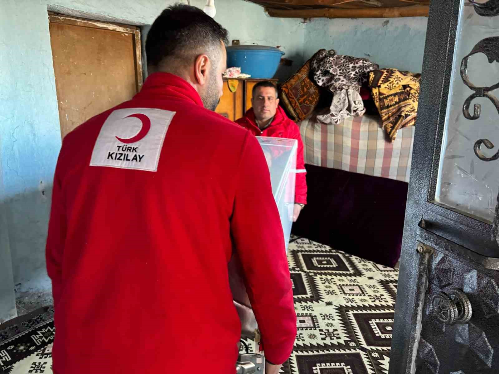 Türk Kızılayı Muradiye gönüllüleri, yalnız yaşayan yaşlı bir vatandaşa buzdolabı desteğinde bulundu
