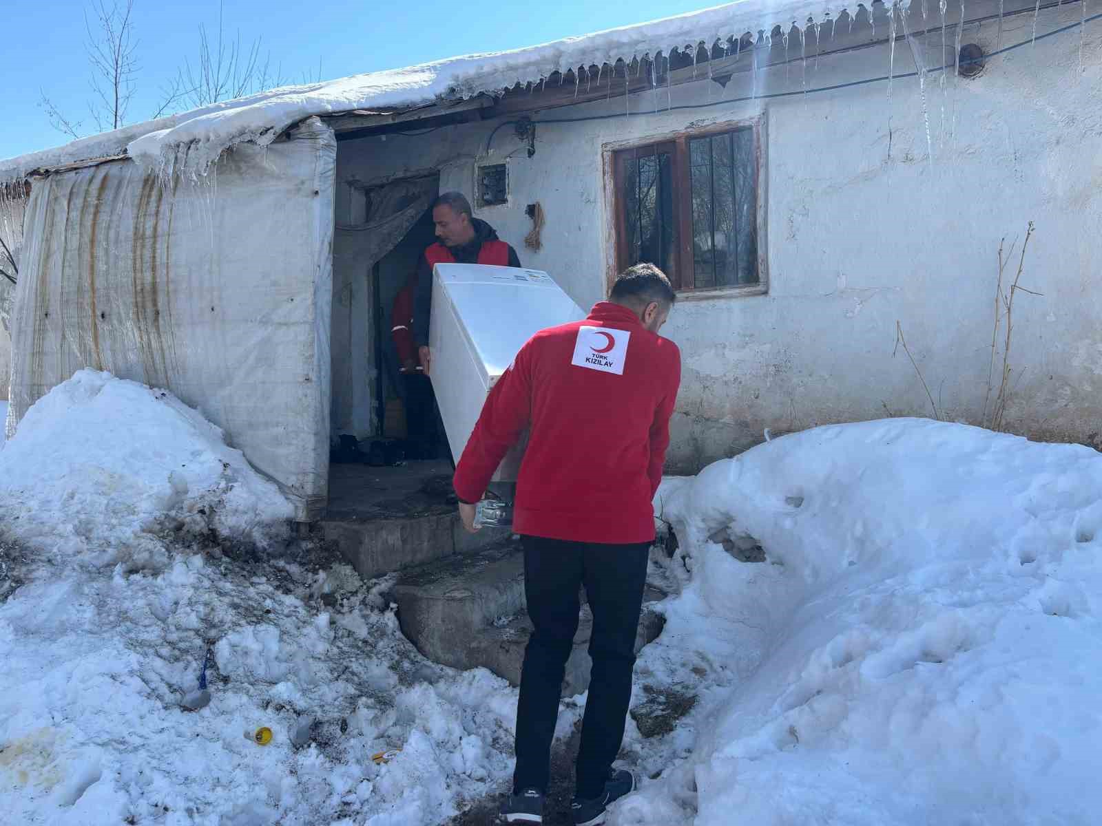 Türk Kızılayı Muradiye gönüllüleri, yalnız yaşayan yaşlı bir vatandaşa buzdolabı desteğinde bulundu
