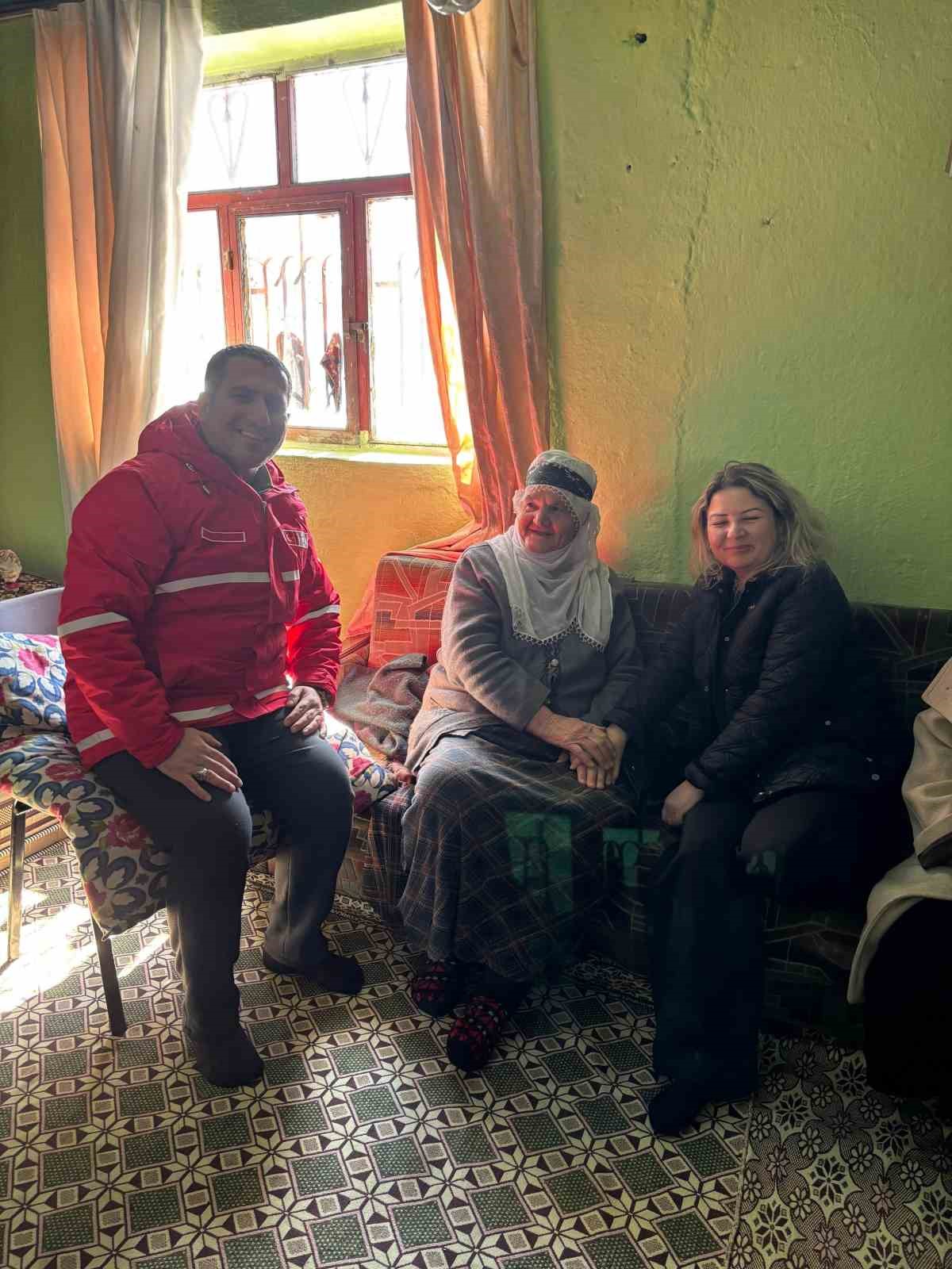 Türk Kızılayı Muradiye gönüllüleri, yalnız yaşayan yaşlı bir vatandaşa buzdolabı desteğinde bulundu
