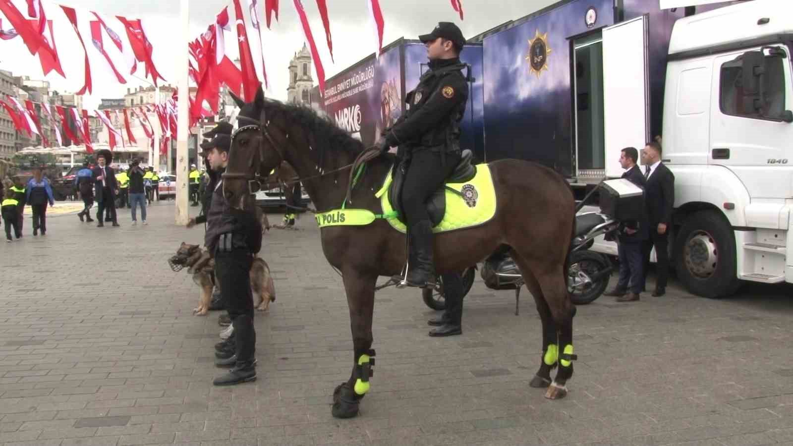 Türk Polis Teşkilatı’nın kuruluşunun 181. yıl dönümünde Cumhuriyet Anıtı’na çelenk bırakıldı
