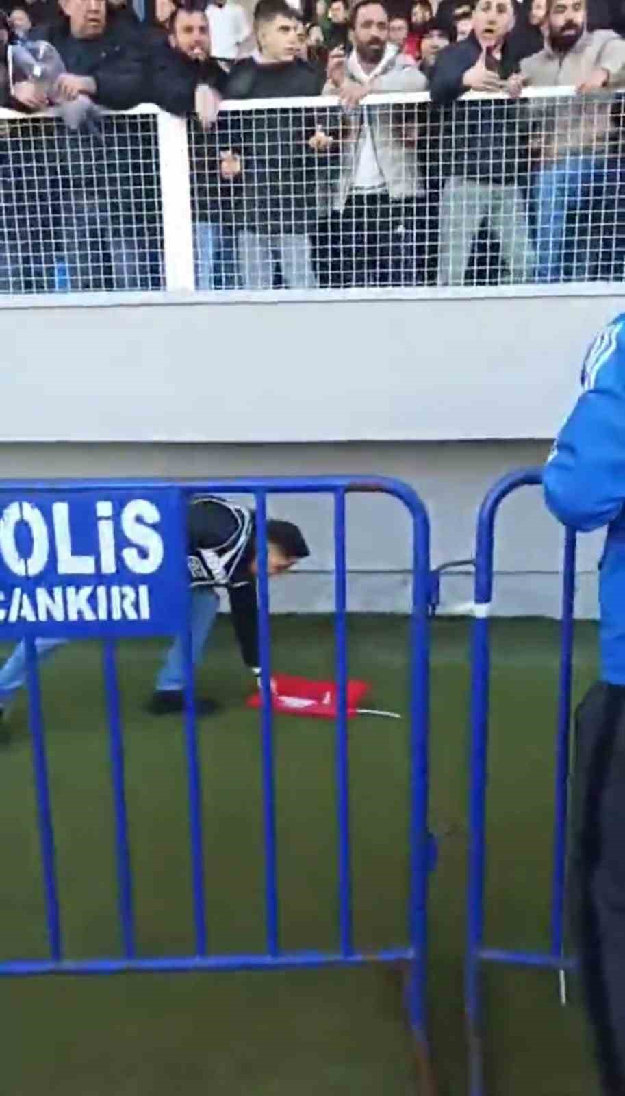 Türk polisinin bayrak sevdası: Tartışma sırasında düşen bayrağı kaldırdı
