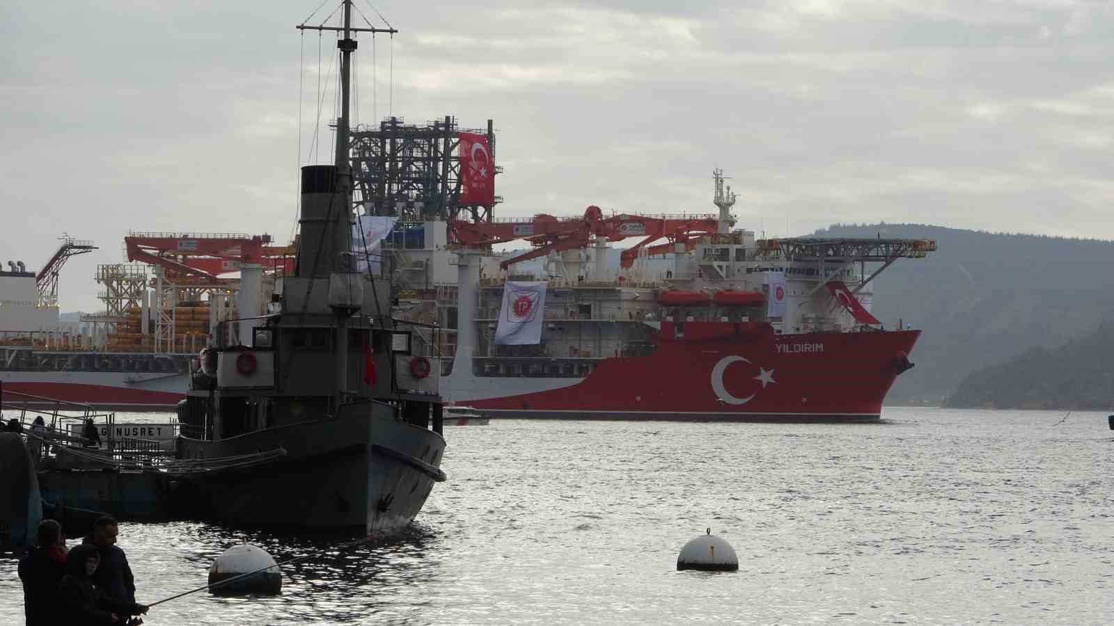 Türk sondaj gemisi Yıldırım Çanakkale Boğazı’ndan geçti
