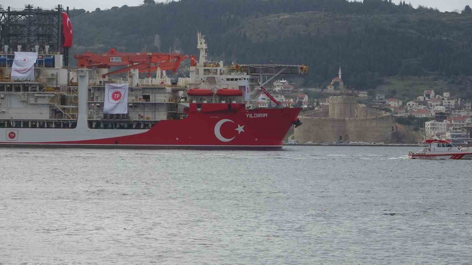 Türk sondaj gemisi Yıldırım Çanakkale Boğazı’ndan geçti
