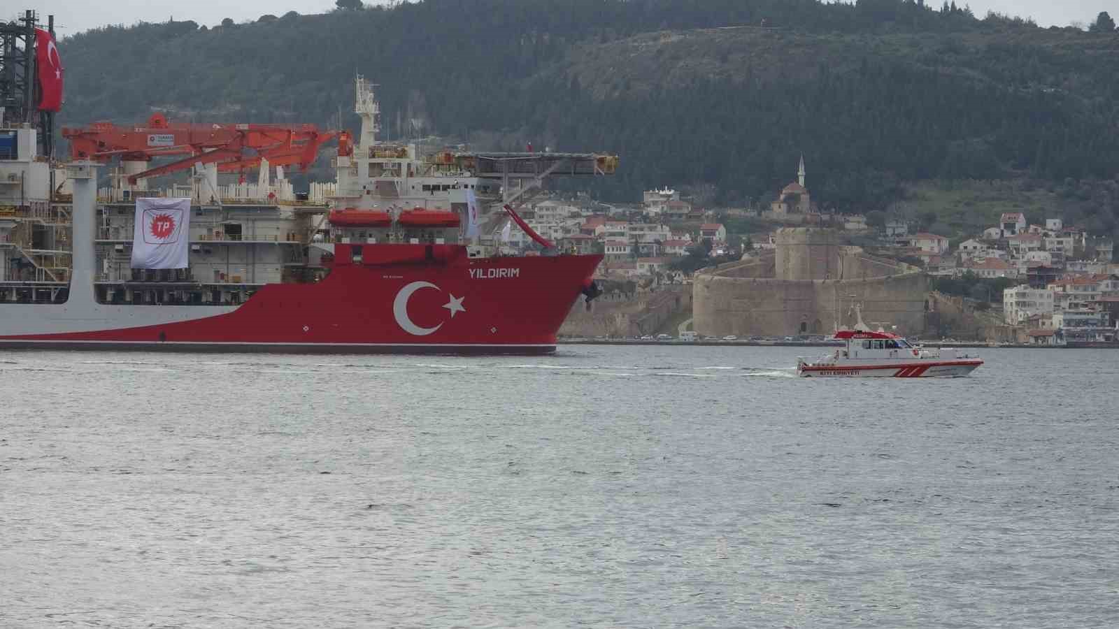 Türk sondaj gemisi Yıldırım Çanakkale Boğazı’ndan geçti
