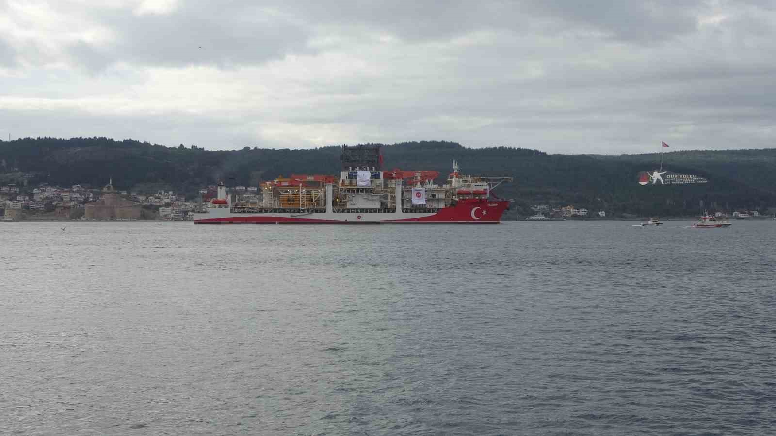 Türk sondaj gemisi Yıldırım Çanakkale Boğazı’ndan geçti

