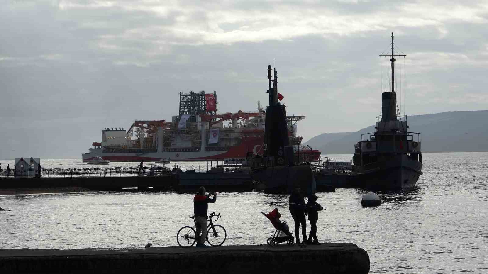 Türk sondaj gemisi Yıldırım Çanakkale Boğazı’ndan geçti
