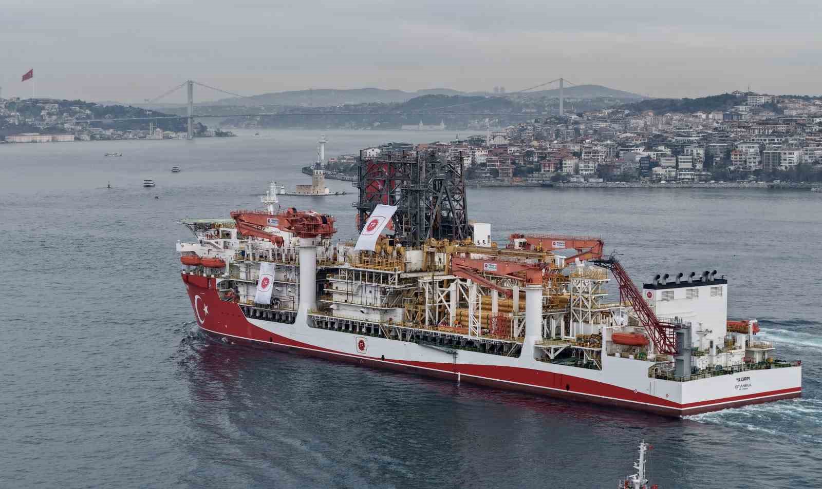 Türk sondaj gemisi Yıldırım İstanbul Boğazı’ndan geçti
