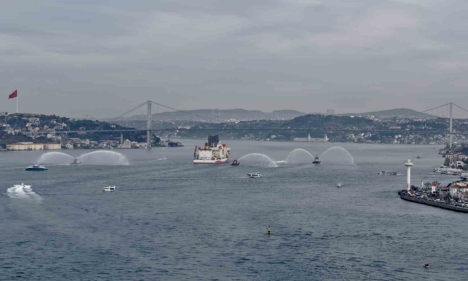Türk sondaj gemisi Yıldırım İstanbul Boğazı’ndan geçti
