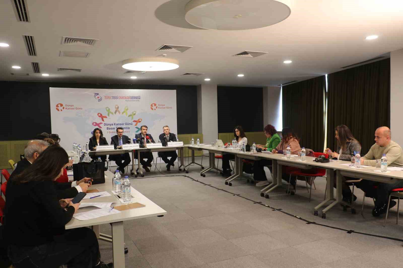 Türk Tıbbi Onkoloji Derneği Başkanı Karadurmuş: "Pozitif bilime inanın, erken tanıyı kaçırmayın ve sağlığınızı ertelemeyin"
