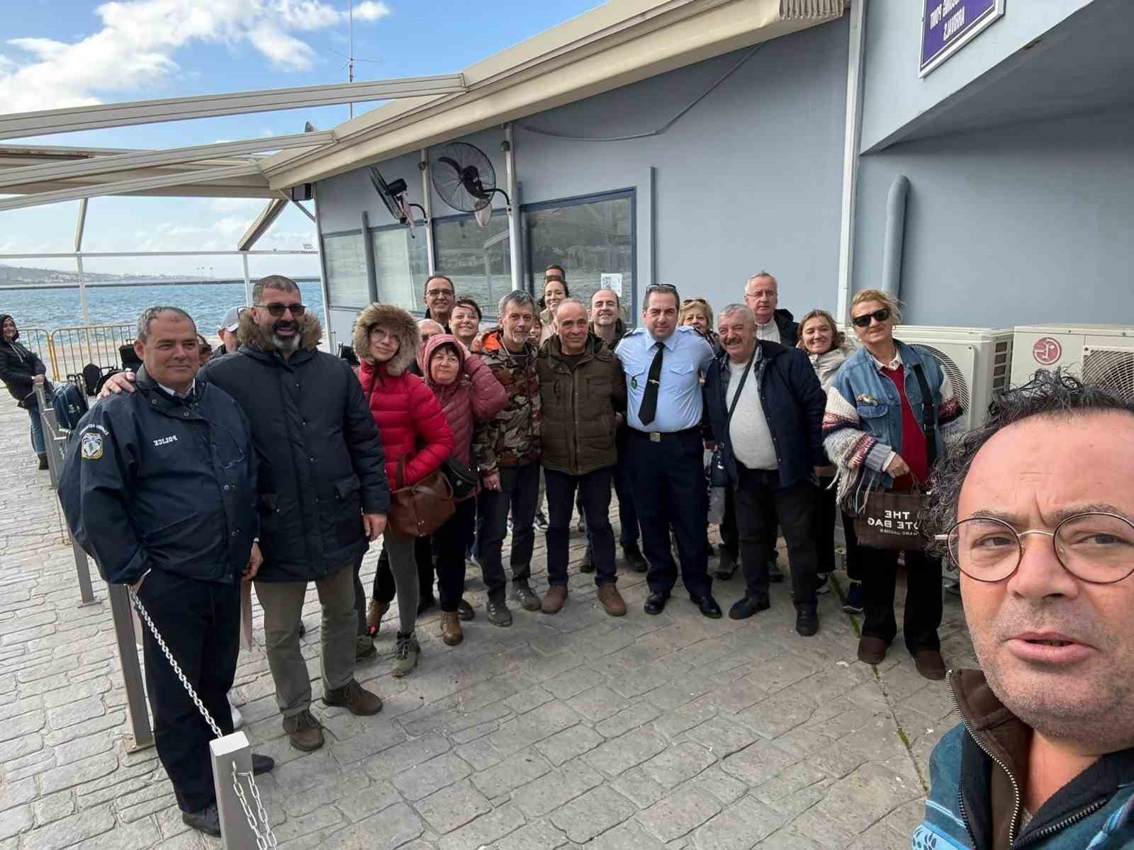 Türk turistlerden Yunanlı komisere çiçekli teşekkür
