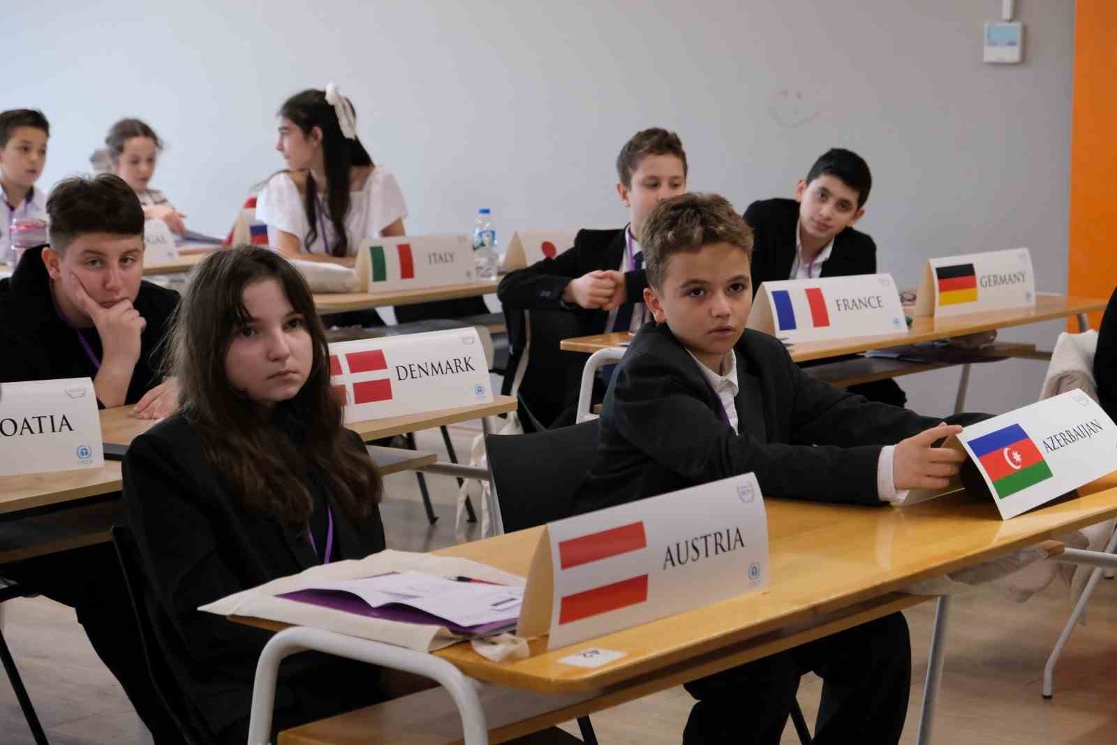Türk ve Rus öğrenciler aynı masada
