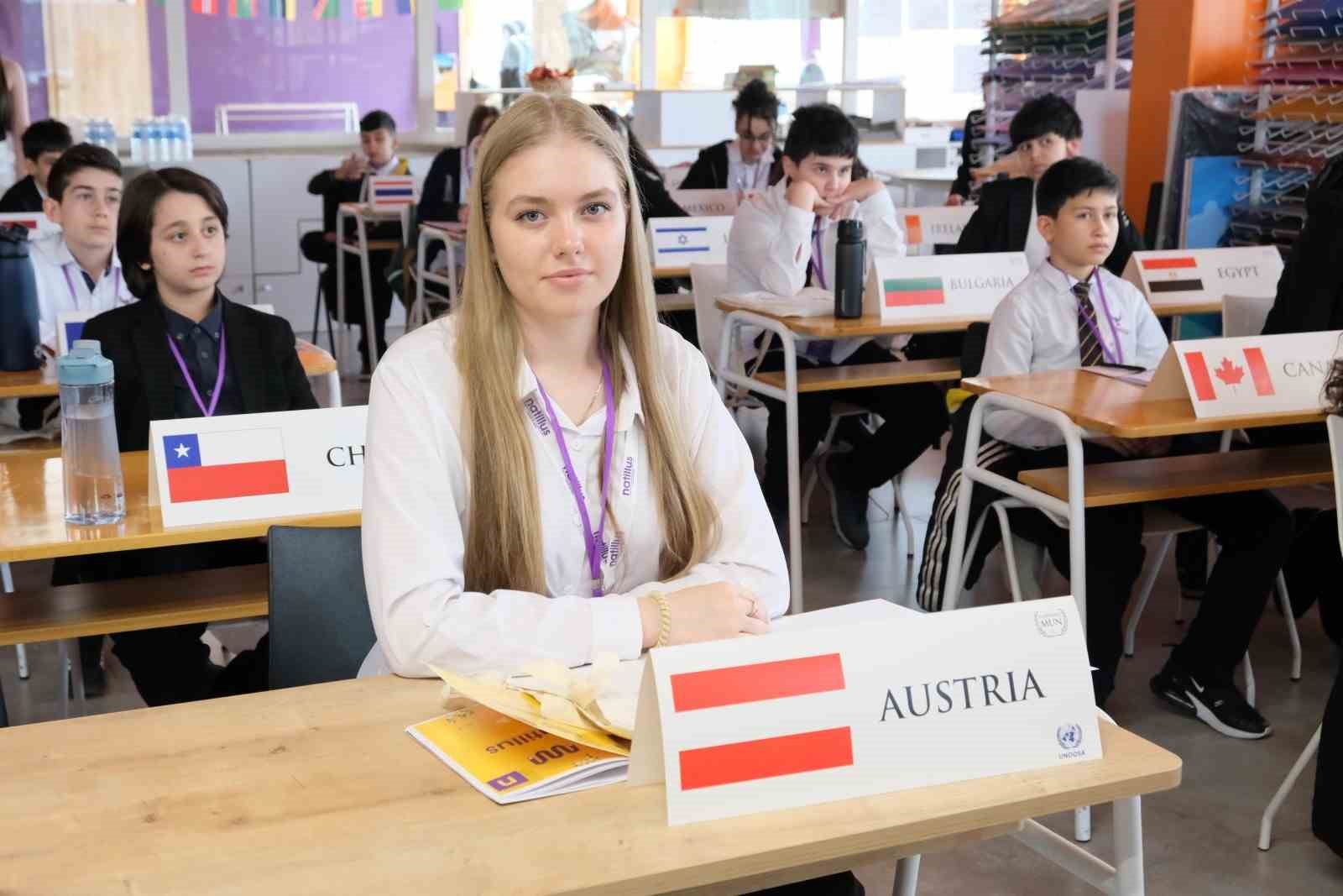 Türk ve Rus öğrenciler aynı masada
