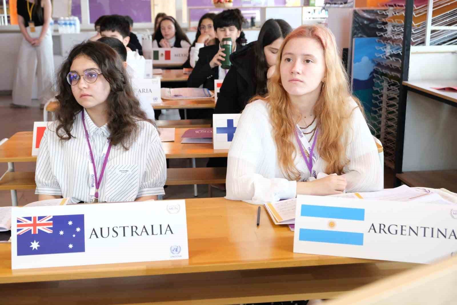 Türk ve Rus öğrenciler aynı masada
