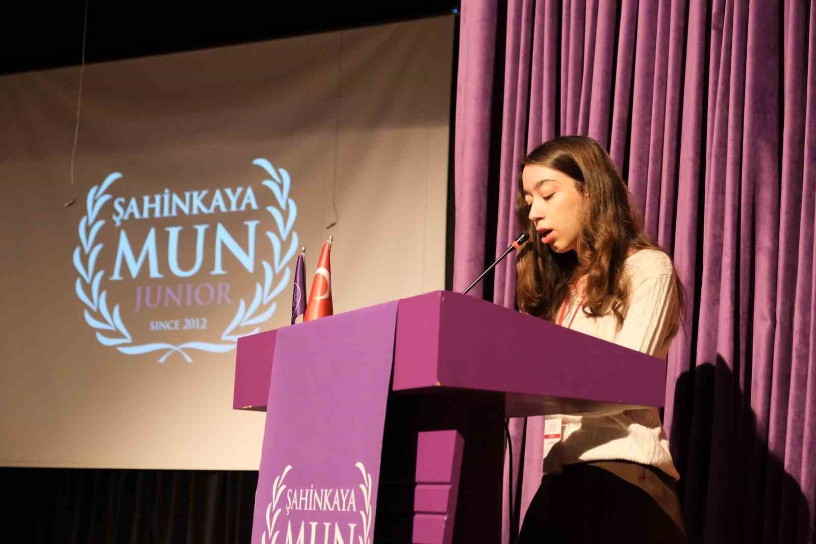 Türk ve Rus öğrenciler aynı masada
