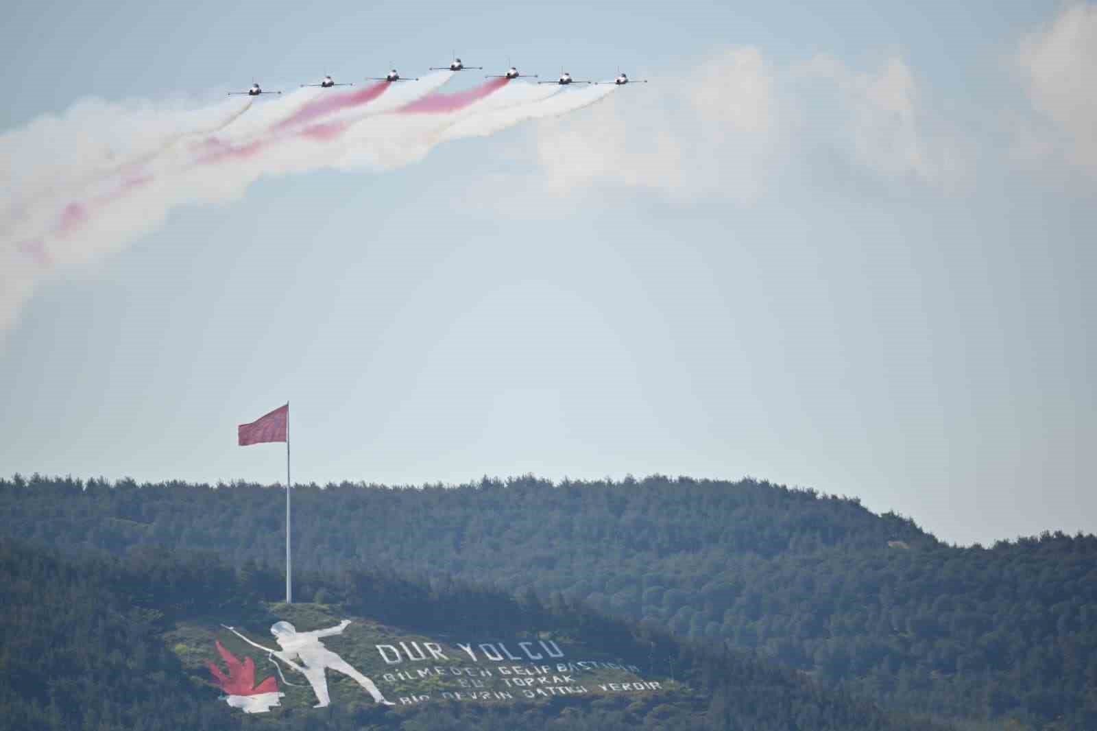 ‘Türk Yıldızları’ Çanakkale semalarında nefesleri kesti

