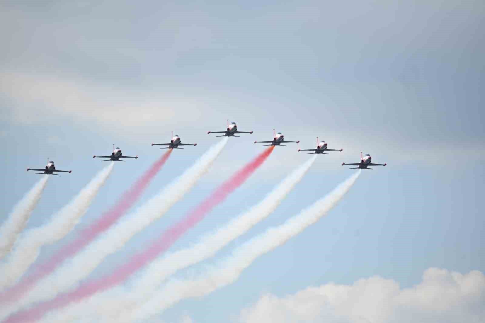 ‘Türk Yıldızları’ Çanakkale semalarında nefesleri kesti
