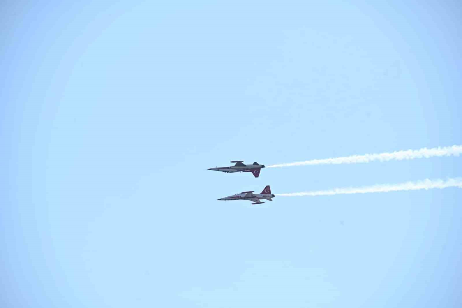 ‘Türk Yıldızları’ Çanakkale semalarında nefesleri kesti
