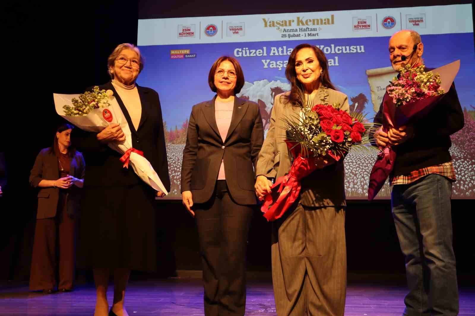 Türkan Şoray, Türk edebiyatının usta ismi Yaşar Kemal anma haftasında sevenleriyle buluştu
Türkan Şoray, Türk edebiyatının usta ismi Yaşar Kemal anma haftasında sevenleriyle buluştu