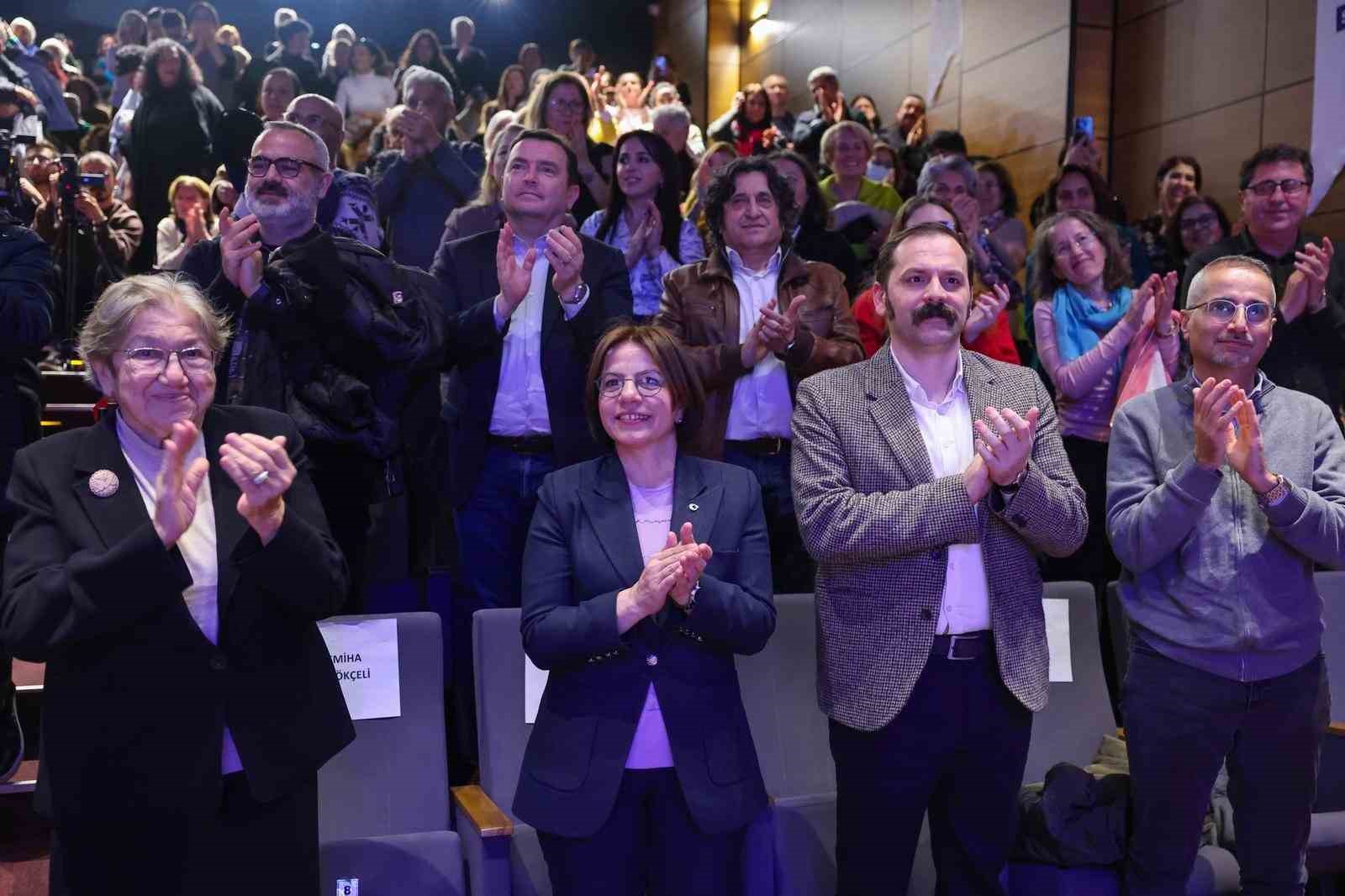Türkan Şoray, Türk edebiyatının usta ismi Yaşar Kemal anma haftasında sevenleriyle buluştu
Türkan Şoray, Türk edebiyatının usta ismi Yaşar Kemal anma haftasında sevenleriyle buluştu