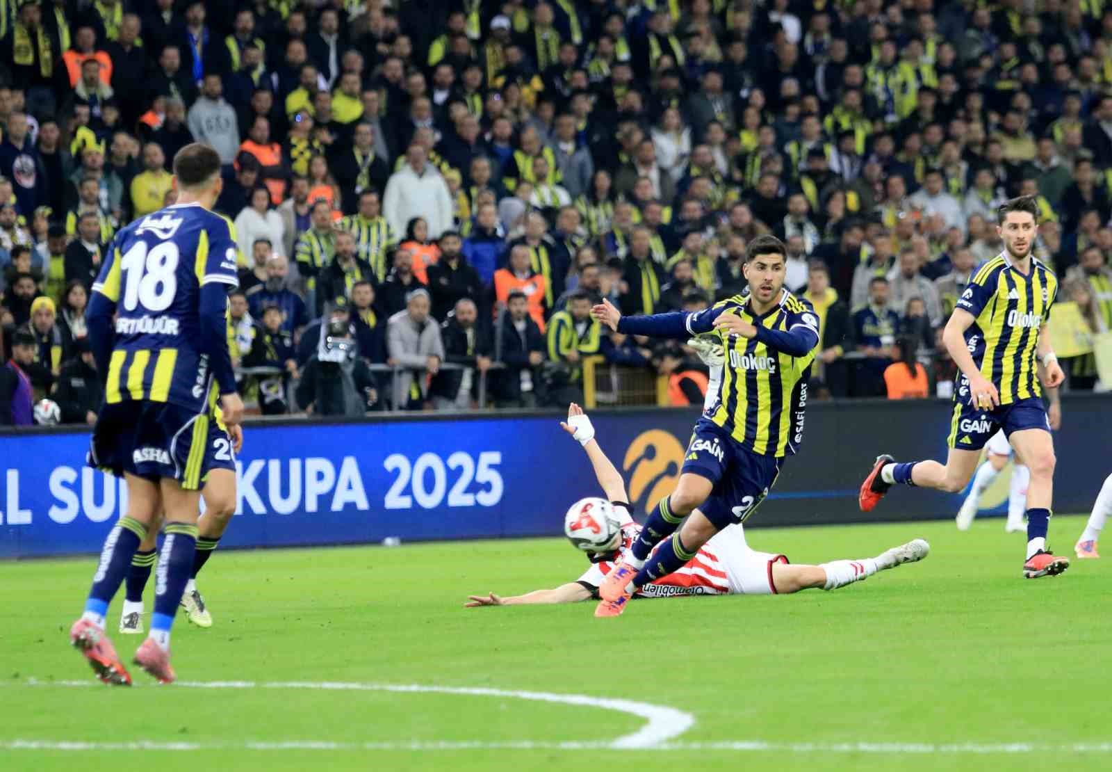 Turkcell Süper Kupa: Fenerbahçe: 1 - Samsunpor: 0 (İlk yarı)
