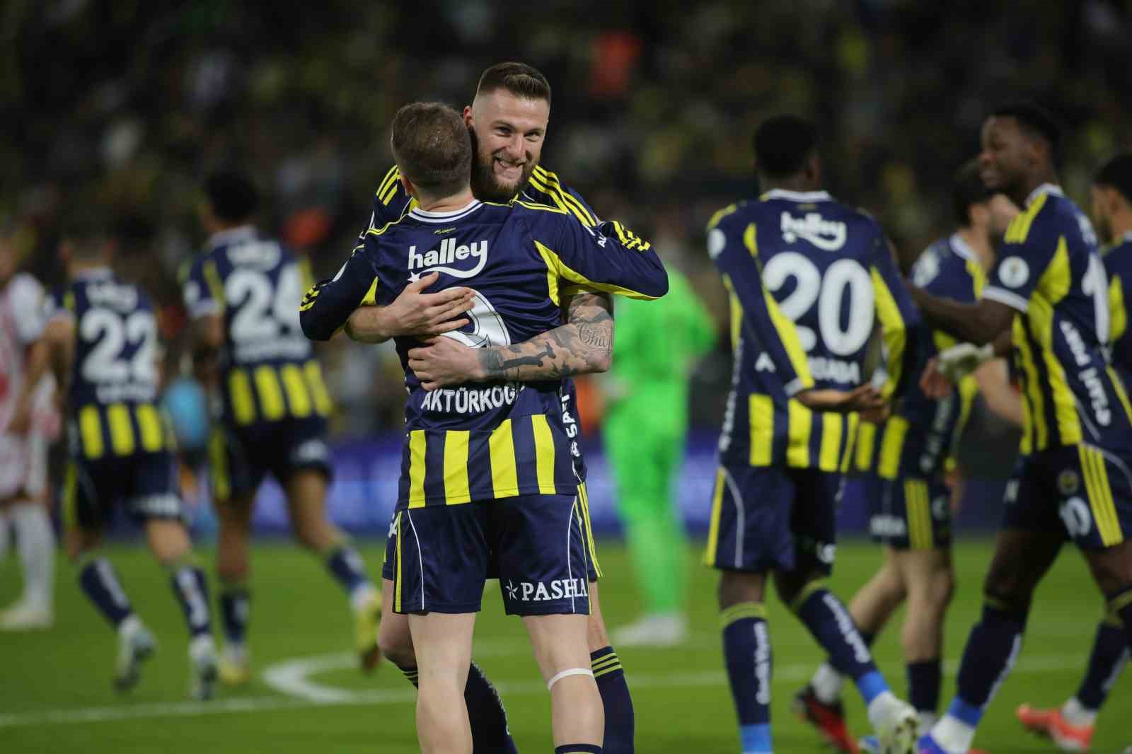Turkcell Süper Kupa: Fenerbahçe: 1 - Samsunspor: 0 (Maç devam ediyor)
