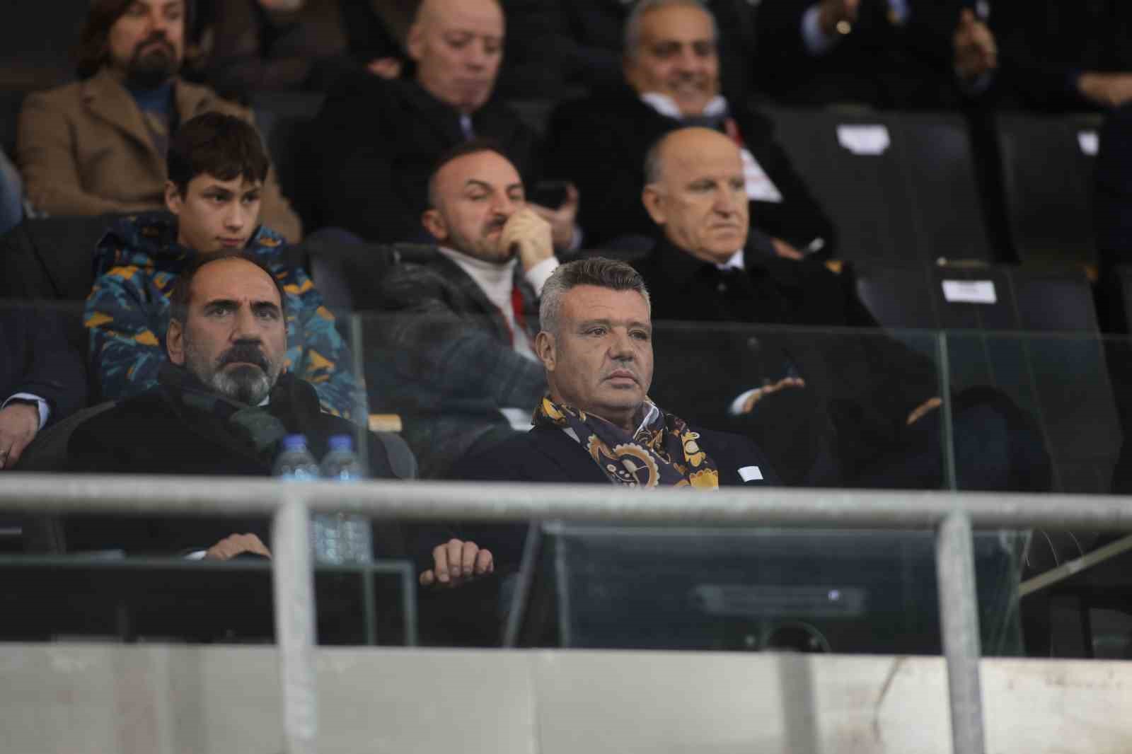 Turkcell Süper Kupa: Fenerbahçe: 1 - Samsunspor: 0 (Maç devam ediyor)
