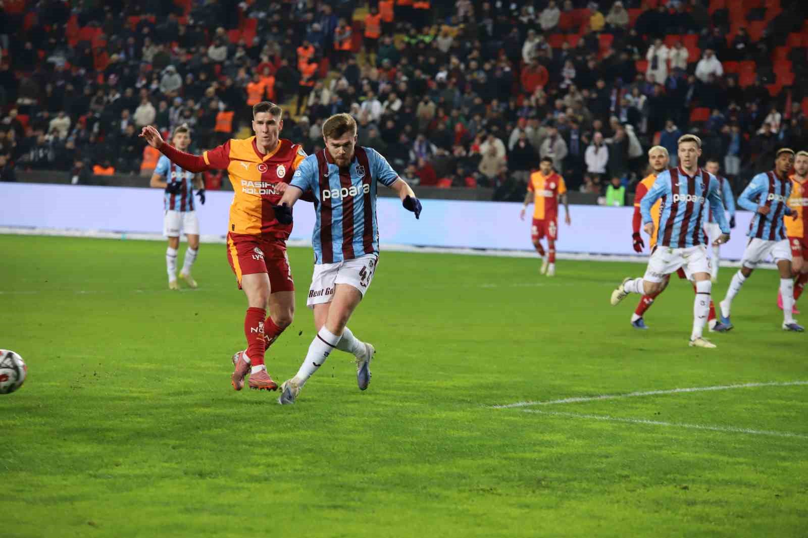 Turkcell Süper Kupa: Galatasaray: 2 - Trabzonspor: 0 (İlk yarı)
