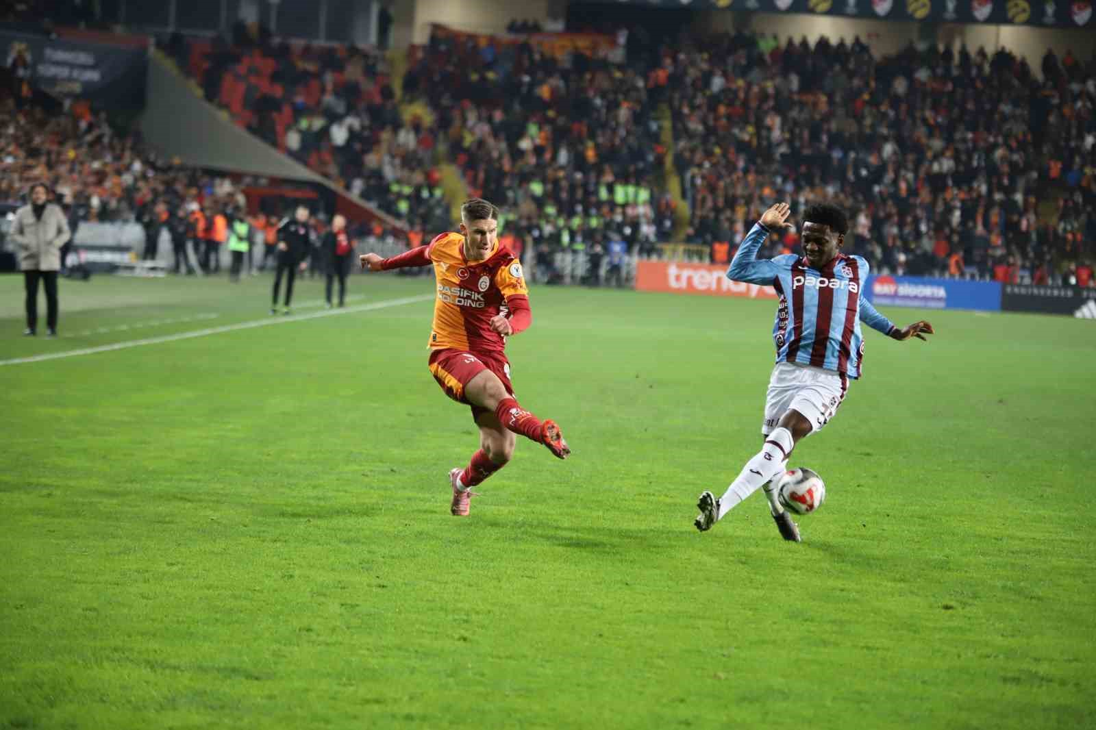 Turkcell Süper Kupa: Galatasaray: 2 - Trabzonspor: 0 (İlk yarı)
