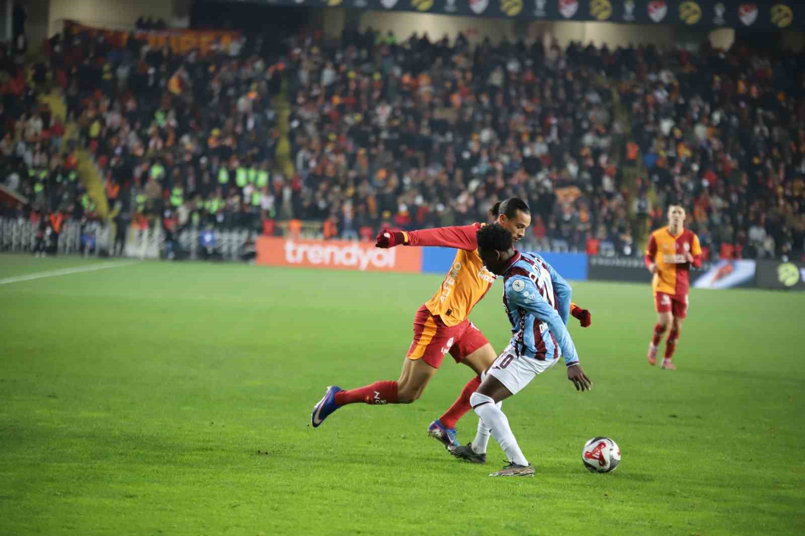 Turkcell Süper Kupa: Galatasaray: 2 - Trabzonspor: 0 (İlk yarı)
