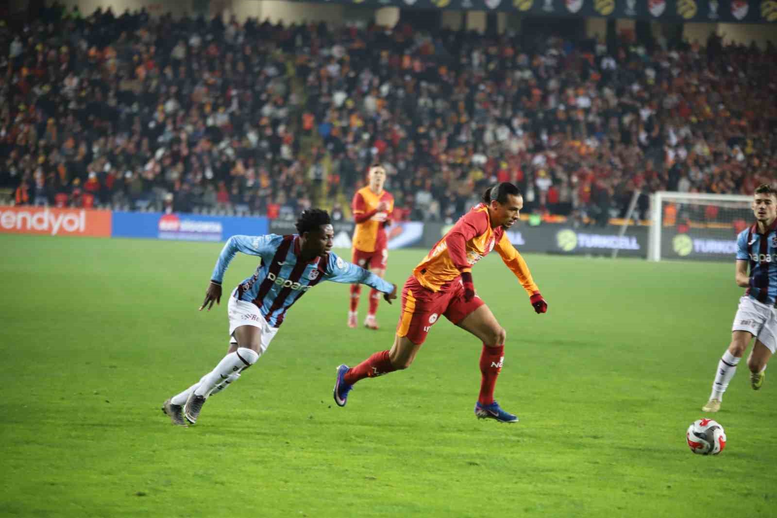 Turkcell Süper Kupa: Galatasaray: 2 - Trabzonspor: 0 (İlk yarı)
