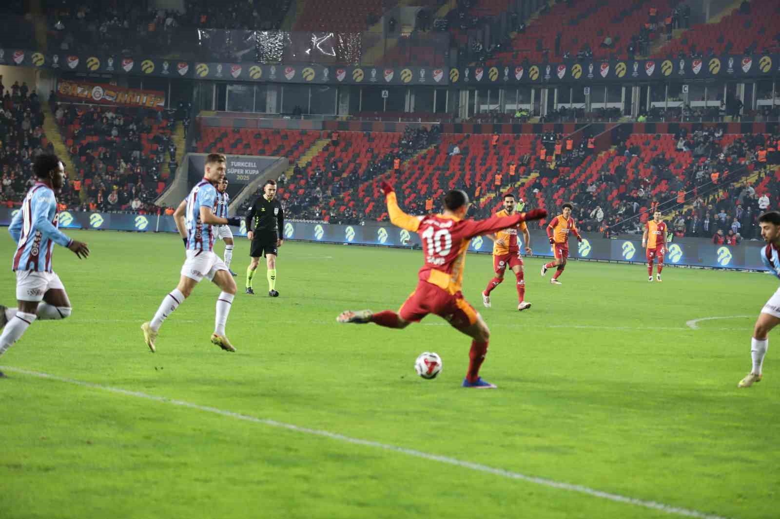 Turkcell Süper Kupa: Galatasaray: 2 - Trabzonspor: 0 (İlk yarı)
