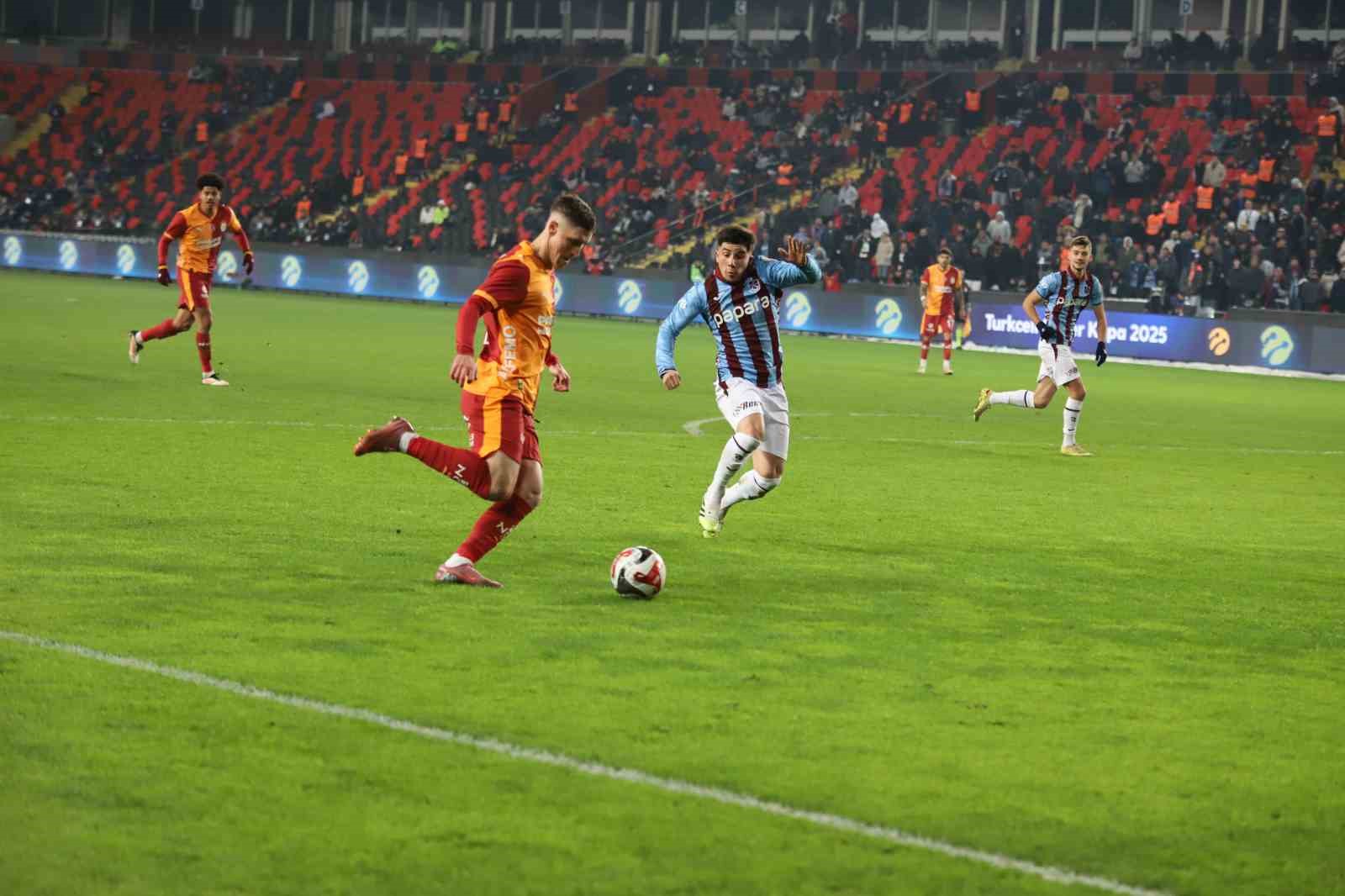 Turkcell Süper Kupa: Galatasaray: 2 - Trabzonspor: 0 (İlk yarı)
