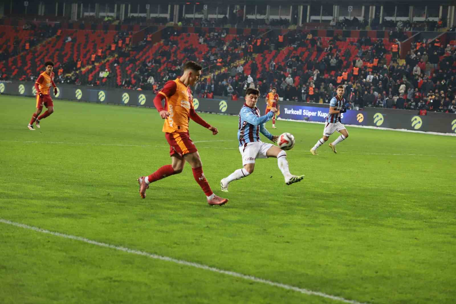 Turkcell Süper Kupa: Galatasaray: 2 - Trabzonspor: 0 (İlk yarı)
