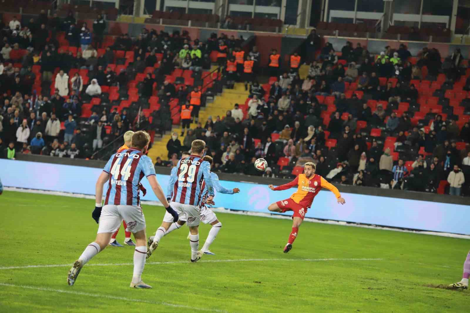 Turkcell Süper Kupa: Galatasaray: 2 - Trabzonspor: 0 (İlk yarı)
