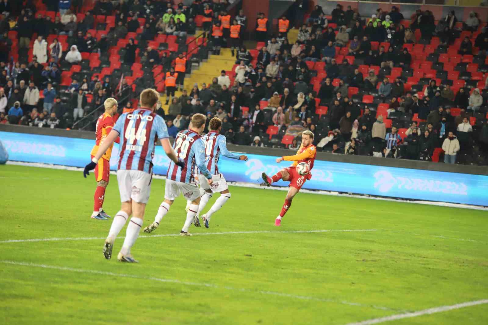 Turkcell Süper Kupa: Galatasaray: 2 - Trabzonspor: 0 (İlk yarı)
