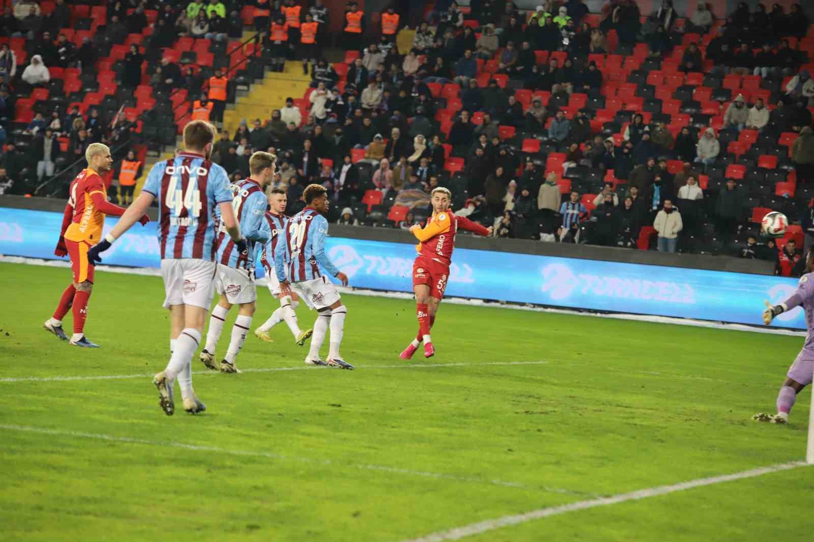 Turkcell Süper Kupa: Galatasaray: 2 - Trabzonspor: 0 (İlk yarı)
