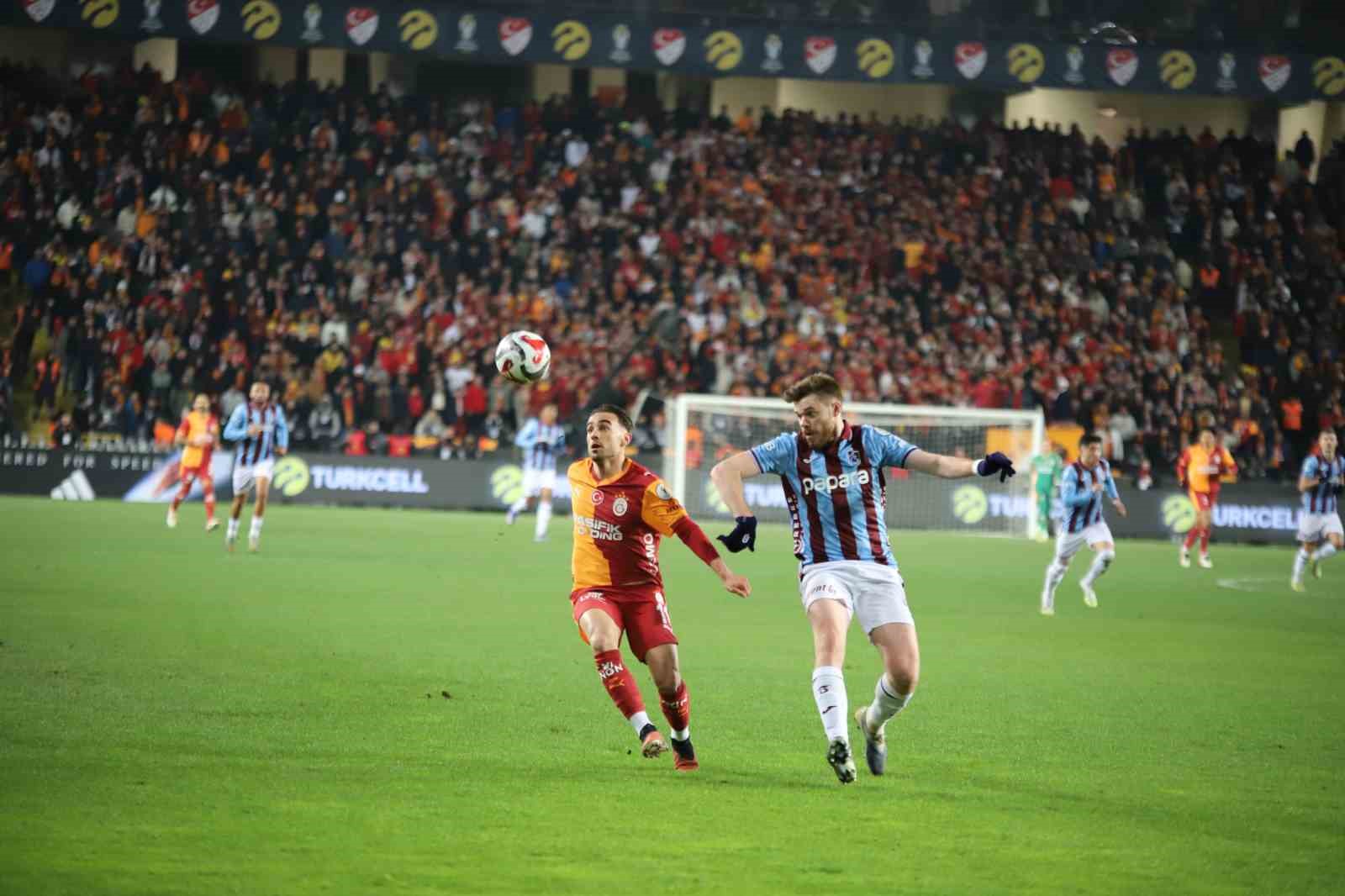 Turkcell Süper Kupa: Galatasaray: 2 - Trabzonspor: 0 (İlk yarı)
