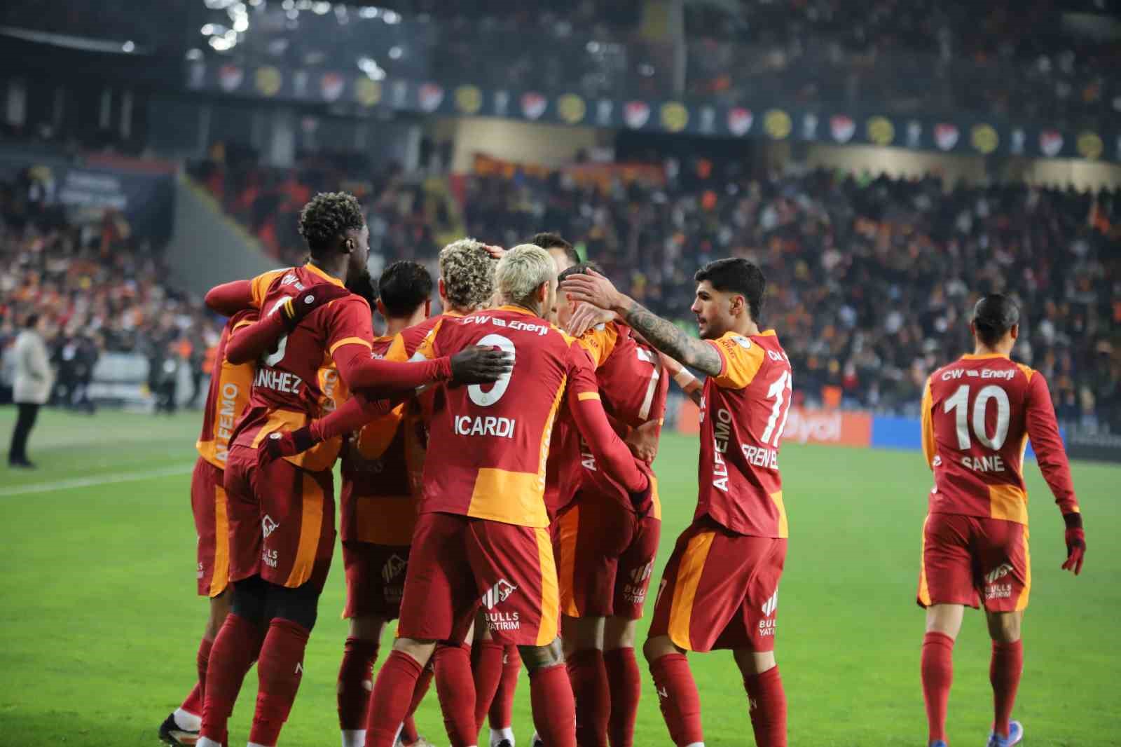 Turkcell Süper Kupa: Galatasaray: 2 - Trabzonspor: 0 (İlk yarı)
