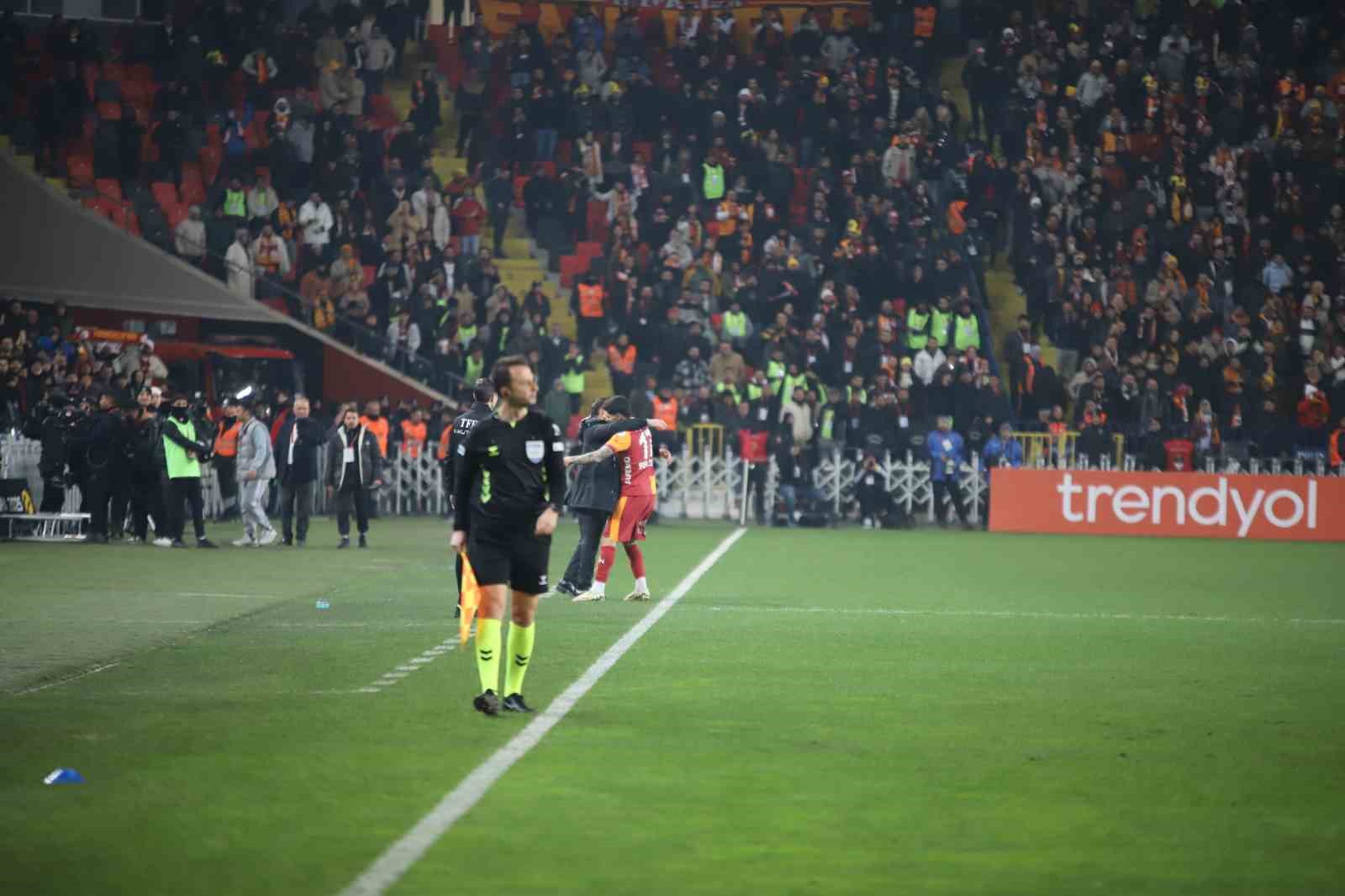 Turkcell Süper Kupa: Galatasaray: 2 - Trabzonspor: 0 (İlk yarı)
