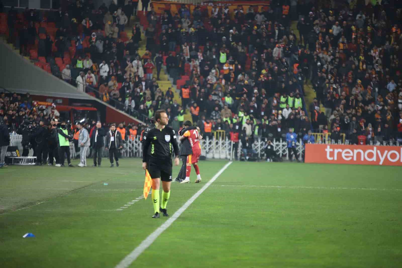 Turkcell Süper Kupa: Galatasaray: 2 - Trabzonspor: 0 (İlk yarı)
