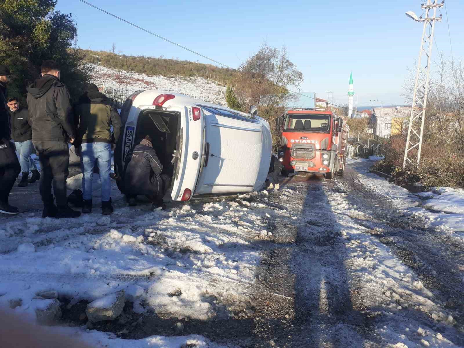 Türkeli’de buzlanma kazaya neden oldu: Otomobil yan yattı
