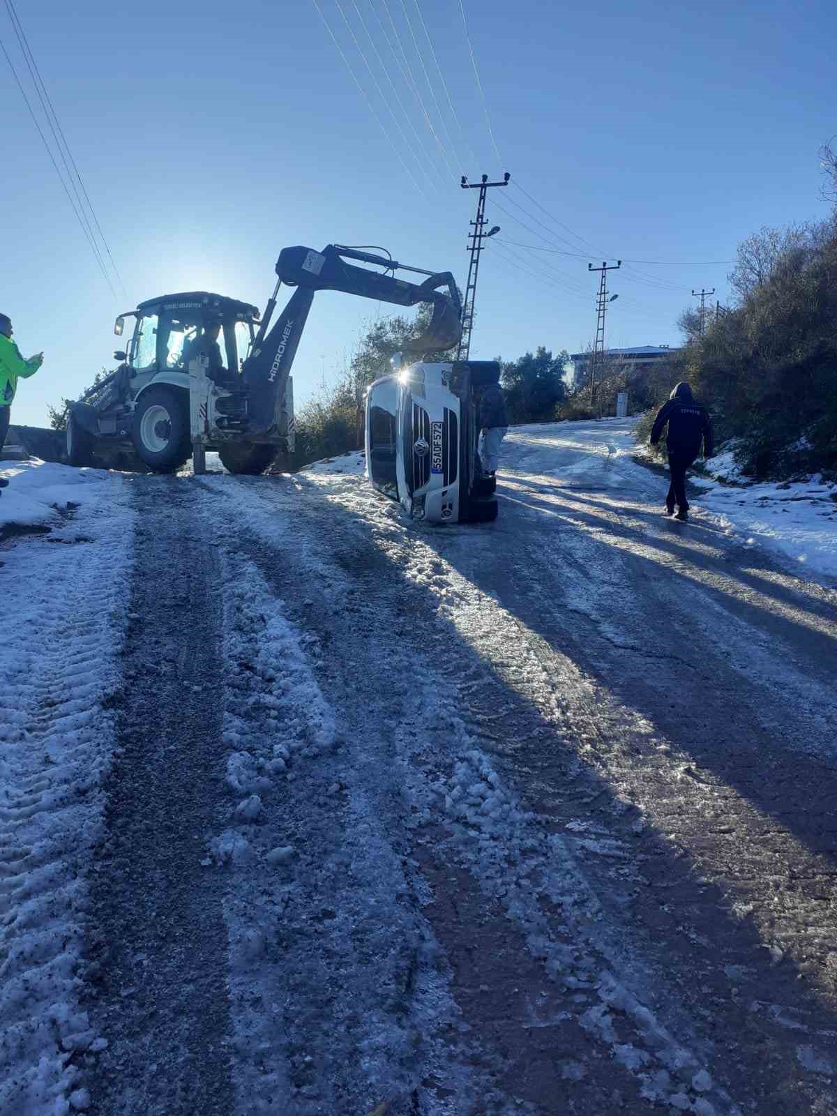Türkeli’de buzlanma kazaya neden oldu: Otomobil yan yattı
