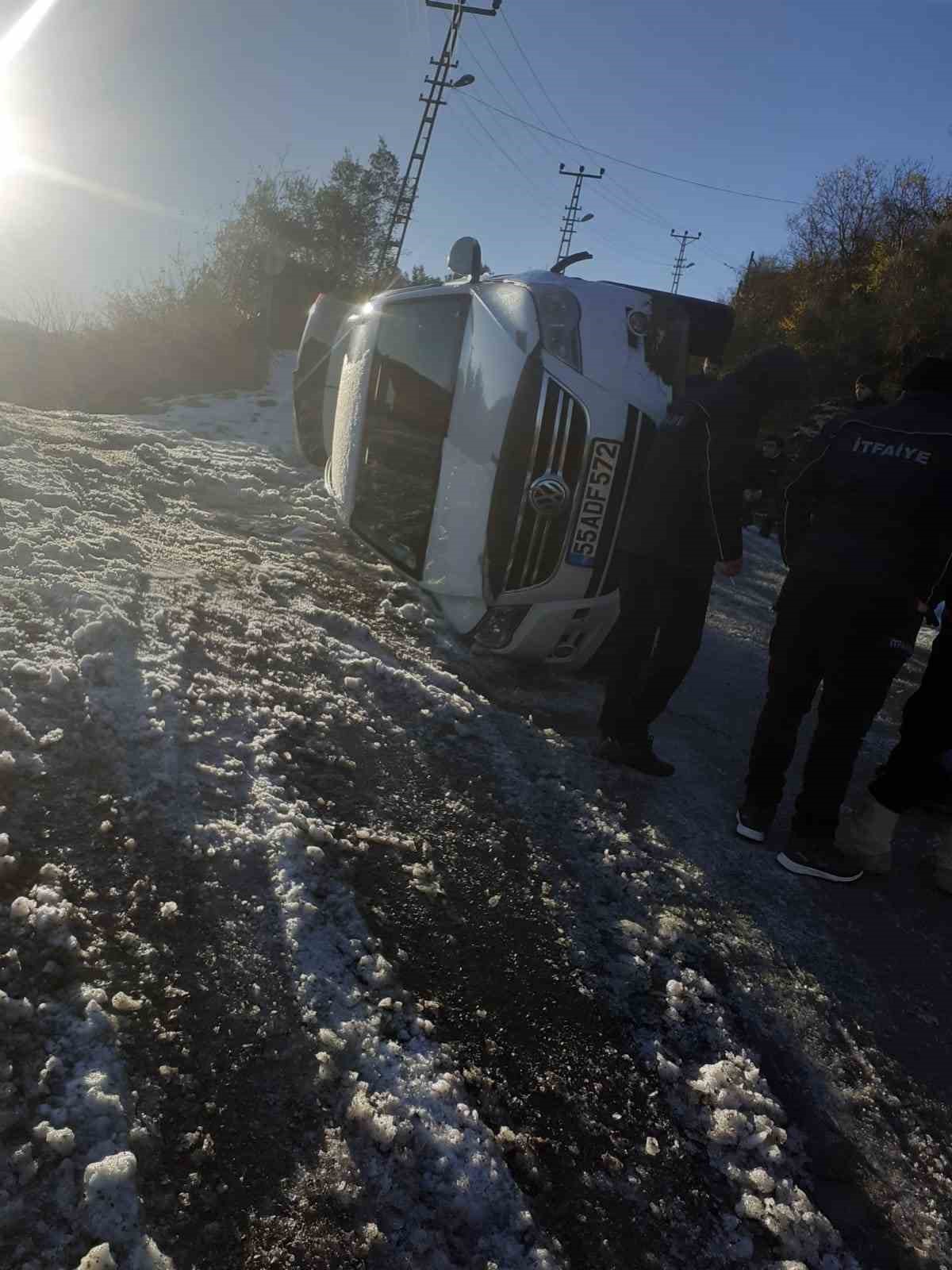 Türkeli’de buzlanma kazaya neden oldu: Otomobil yan yattı
