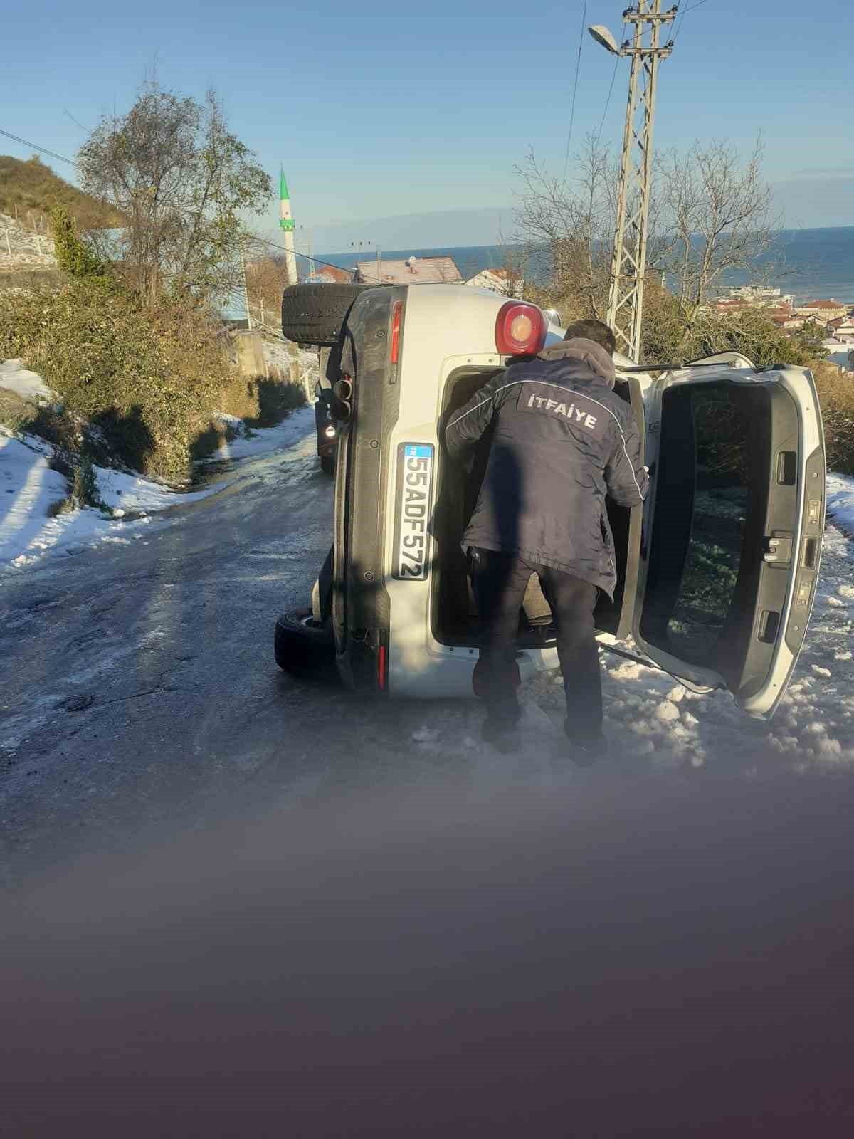 Türkeli’de buzlanma kazaya neden oldu: Otomobil yan yattı
