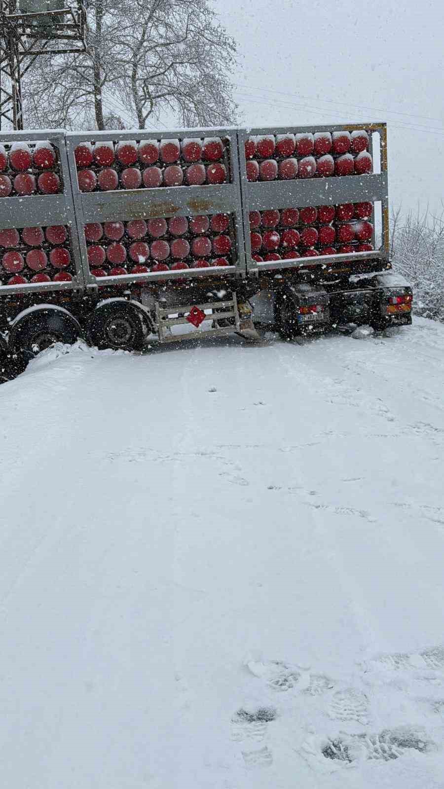 Türkeli’de doğalgaz tırı karda kaydı, yol ulaşıma kapandı
